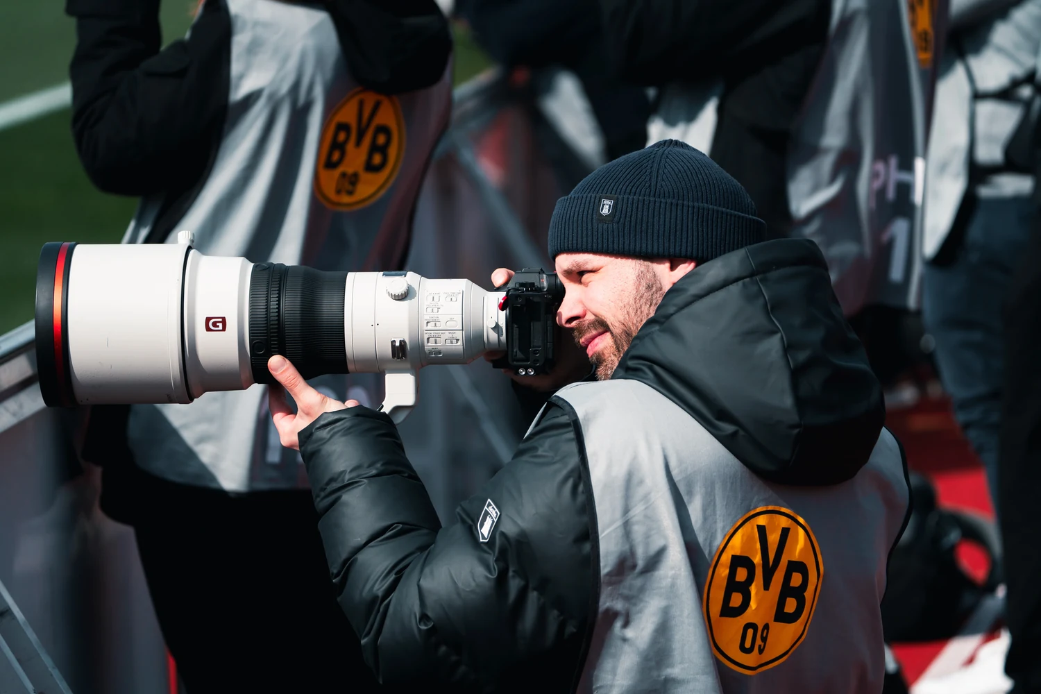 Ramon beim Fotografieren am Spielfeldrand mit einem Teleobjektiv